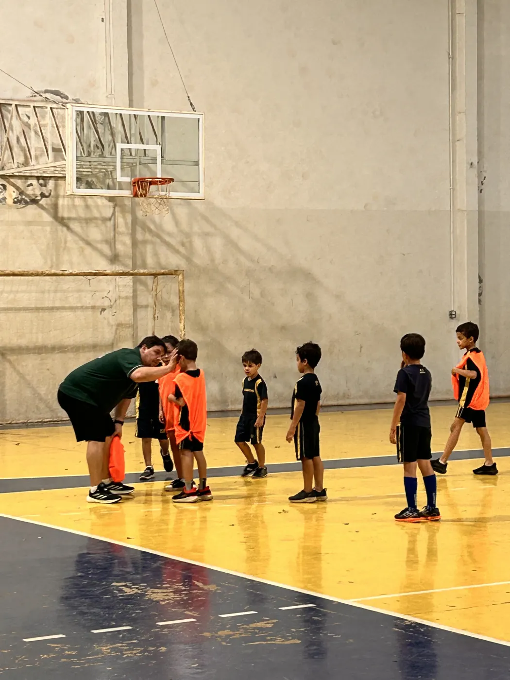Alunos em treino de futsal na quadra