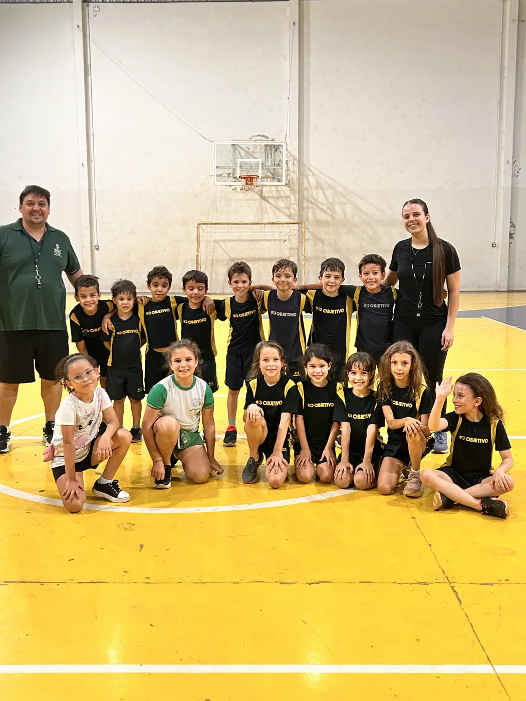 Time de alunos com o professor após o jogo